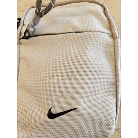 NEW!!! Nike Crossbody Shoulder Chest Travel Mini Sling Bag Silver And Black 5x7 - Picture 3 of 5